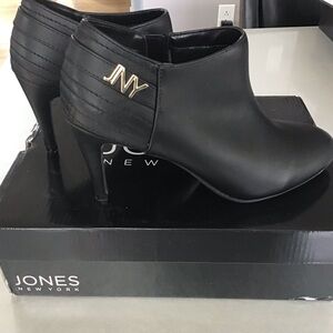 Jones New York Black Kaielle Heeled Boots with Gold Accent 8.5M